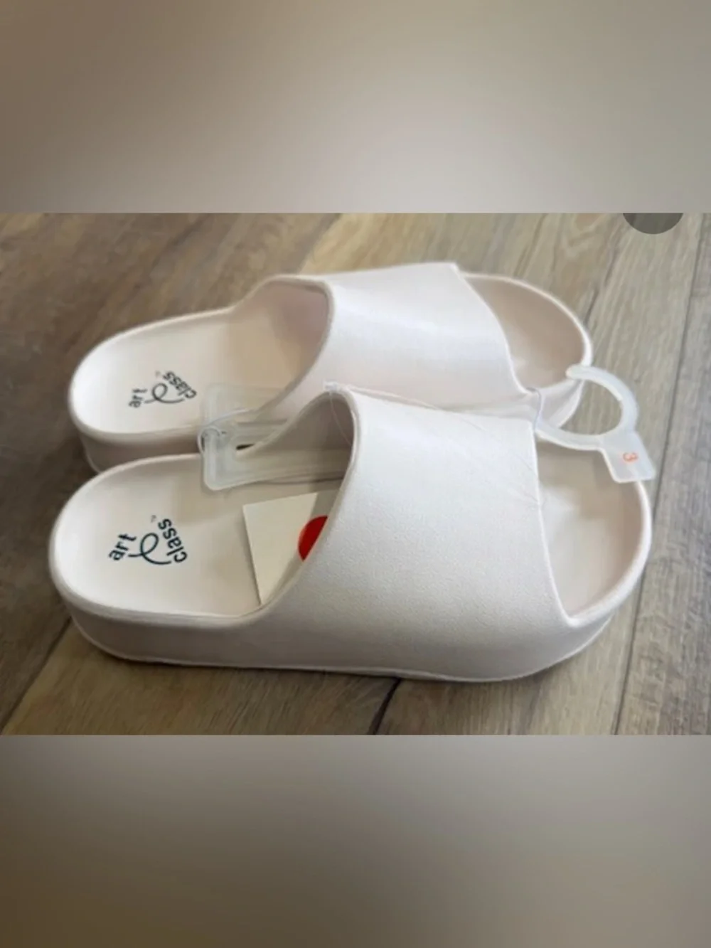 NWT- Youth 2 Art Class off White  Slip on sandals Flip-flop  Beach Waterproof